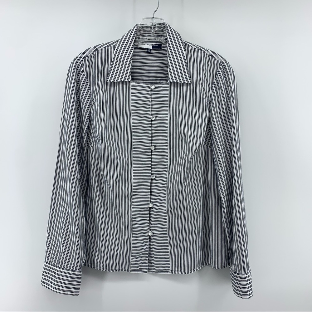 Jones wear Studio women’s white & black stripe button down collar shirt, size Md